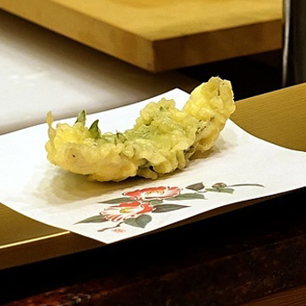 Tempura Endo features exquisite meals centered around Kyoto-style tempura dishes.